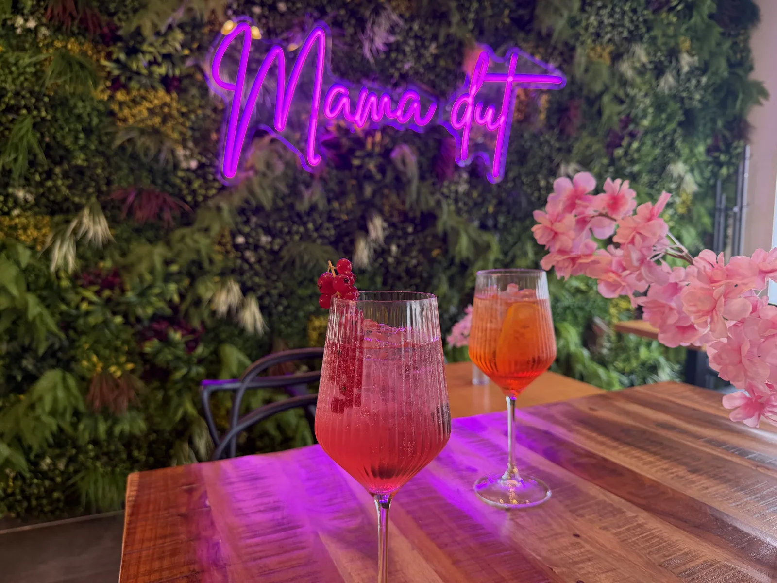 Drinks im Café mama dut vor der Neon-Pflanzenwand