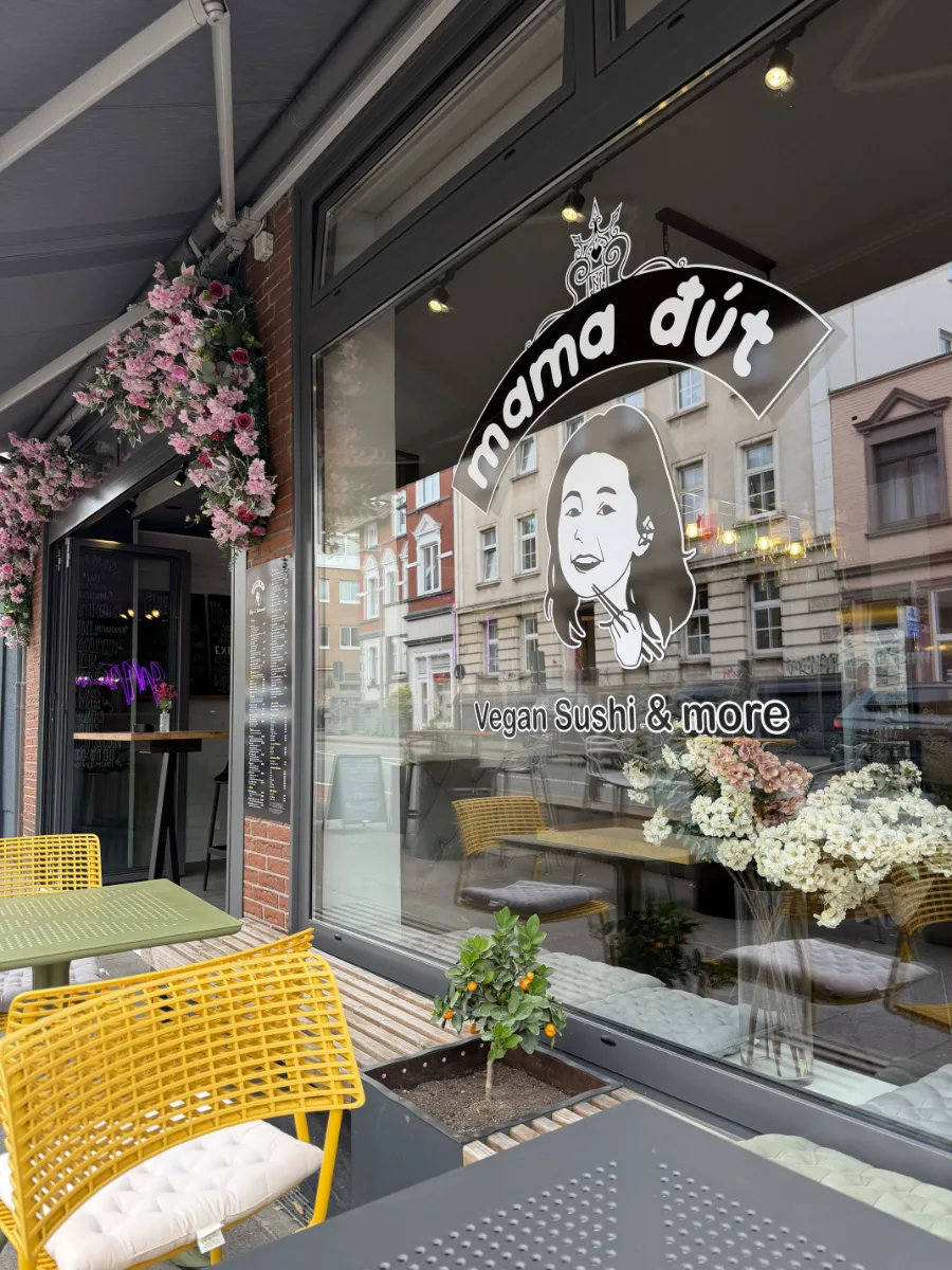Schaufenster von mama dut mit dem Logo-Portrait